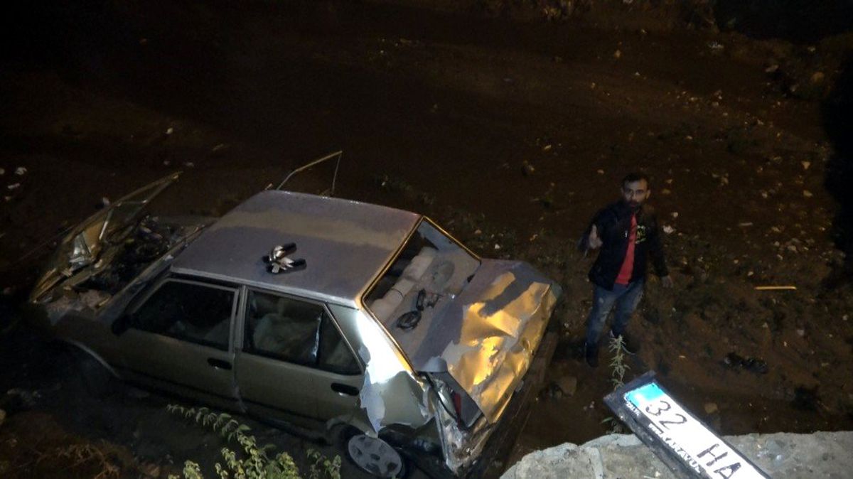 Su kanalına uçan otomobili bıraktı, kaybolan altınlarını aradı