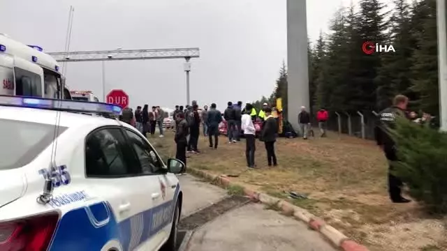 Ticari araçla çarpışan otomobil, üniversite öğrencilerinin arasına daldı. Ticari araçla çarpışan otomobil, üniversite öğrencilerinin arasına daldı.