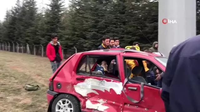 Ticari araçla çarpışan otomobil, üniversite öğrencilerinin arasına daldı. Ticari araçla çarpışan otomobil, üniversite öğrencilerinin arasına daldı.