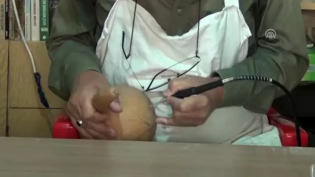 Yetiştirdiği kabakları sanat eserine dönüştürüyor