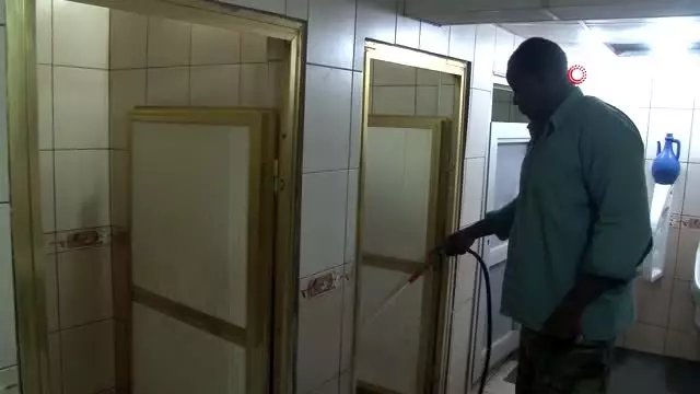 Yıllardır cami tuvaleti temizleyen Gineli Toure Türkiye'de çok mutlu Yıllardır cami tuvaleti temizleyen Gineli Toure Türkiye'de çok mutlu