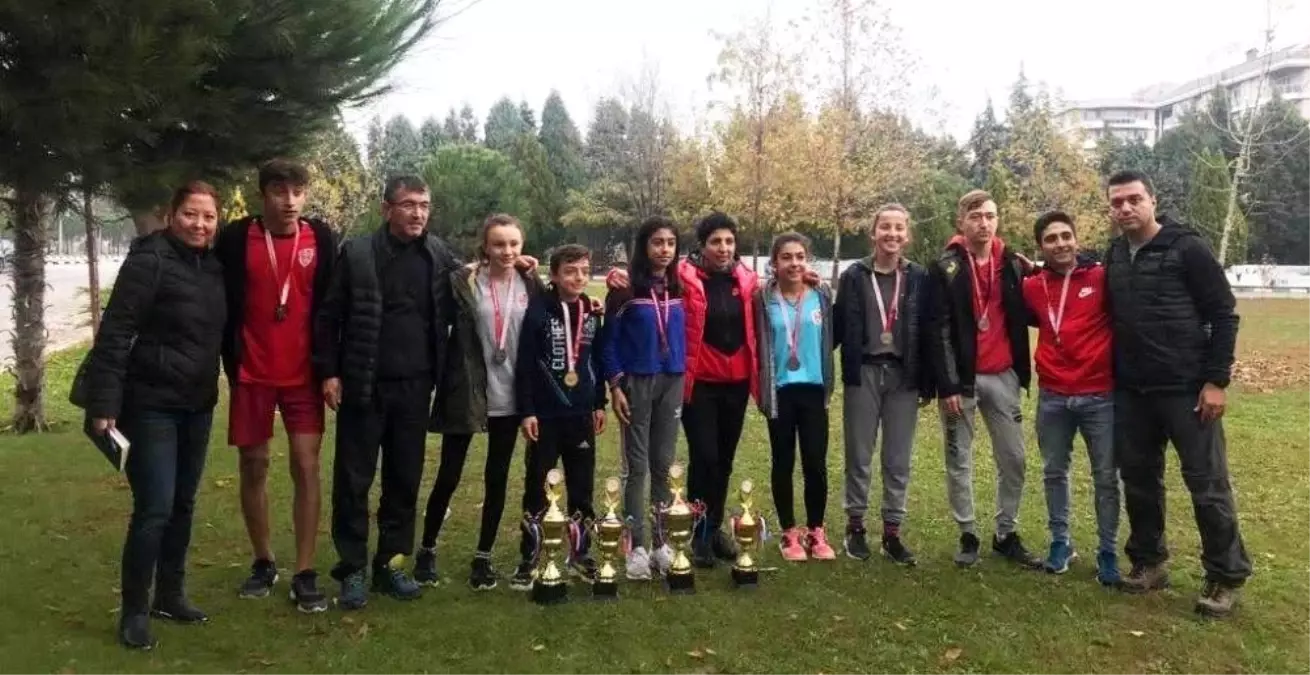 Yunusemreli atletler madalyaları topladı