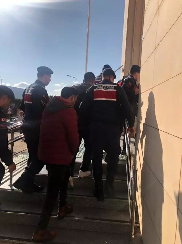 99 düzensiz göçmen yakalandı, 4 organizatör şüphelisi gözaltında 99 düzensiz göçmen yakalandı, 4 organizatör şüphelisi gözaltında