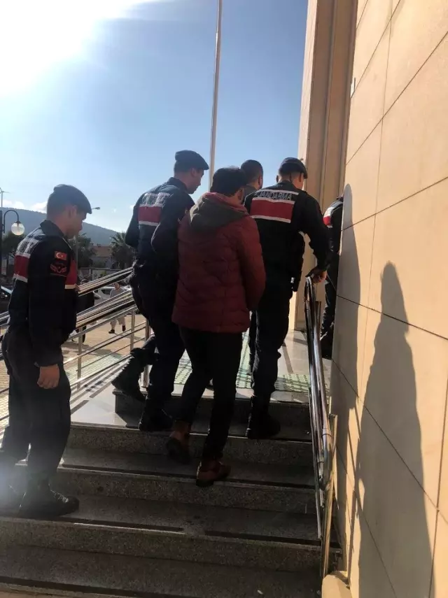 99 düzensiz göçmen yakalandı, 4 organizatör şüphelisi gözaltında 99 düzensiz göçmen yakalandı, 4 organizatör şüphelisi gözaltında