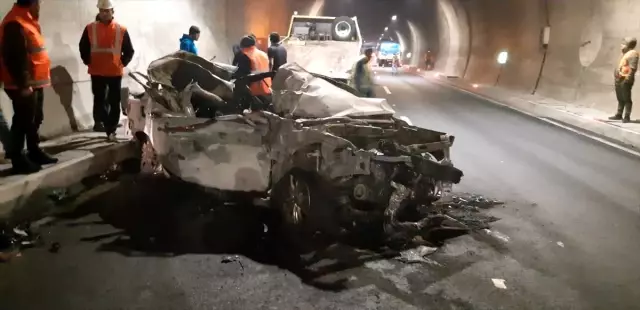 Artvin'de otomobil ile kamyon çarpıştı: 1 ölü, 2 yaralı Artvin'de otomobil ile kamyon çarpıştı: 1 ölü, 2 yaralı