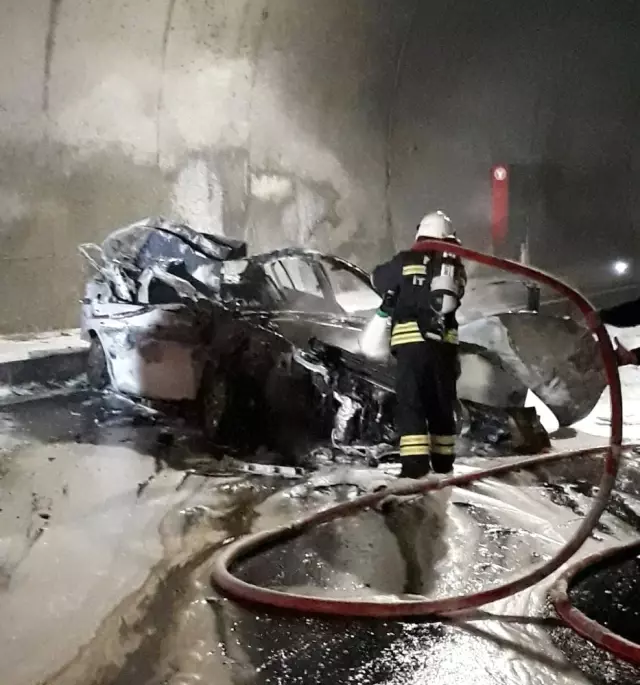 Cankurtaran Tüneli'nde kaza: 1 ölü, 2 yaralı Cankurtaran Tüneli'nde kaza: 1 ölü, 2 yaralı