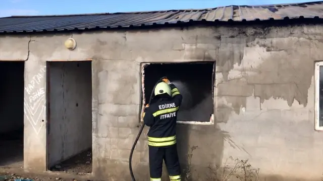 Edirne'de depo yangınında maddi hasar meydana geldi Edirne'de depo yangınında maddi hasar meydana geldi