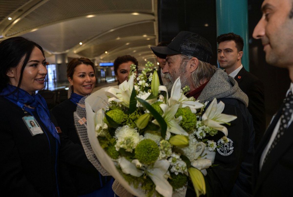 Emmy Ödülleri'nde 'En İyi Erkek Oyuncu' ödülünü alan Haluk Bilginer İstanbul'a geldi
