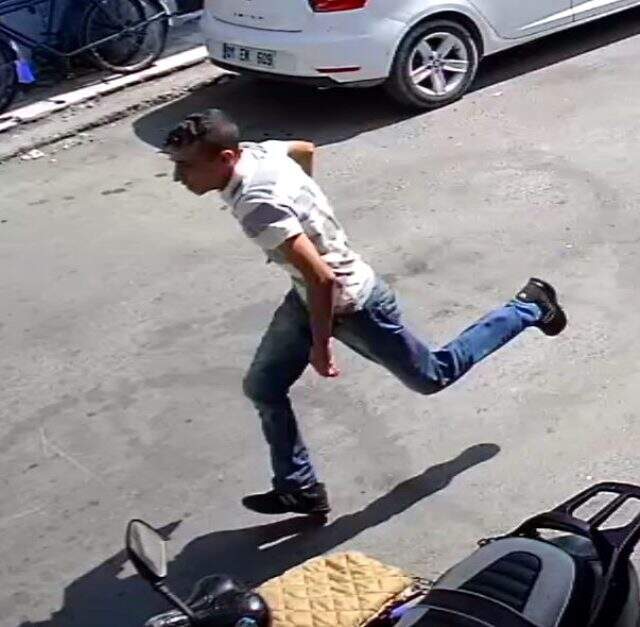 Genç kadının çığlığı kapkaççıyı yakalattı
