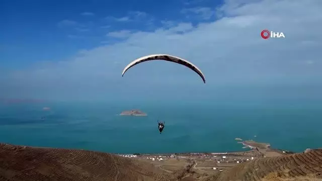 Gevaşlı çocuklar ve gençler ilk defa paraşütle uçtu Gevaşlı çocuklar ve gençler ilk defa paraşütle uçtu