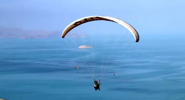 Gevaşlı çocuklar ve gençler ilk defa paraşütle uçtu Gevaşlı çocuklar ve gençler ilk defa paraşütle uçtu