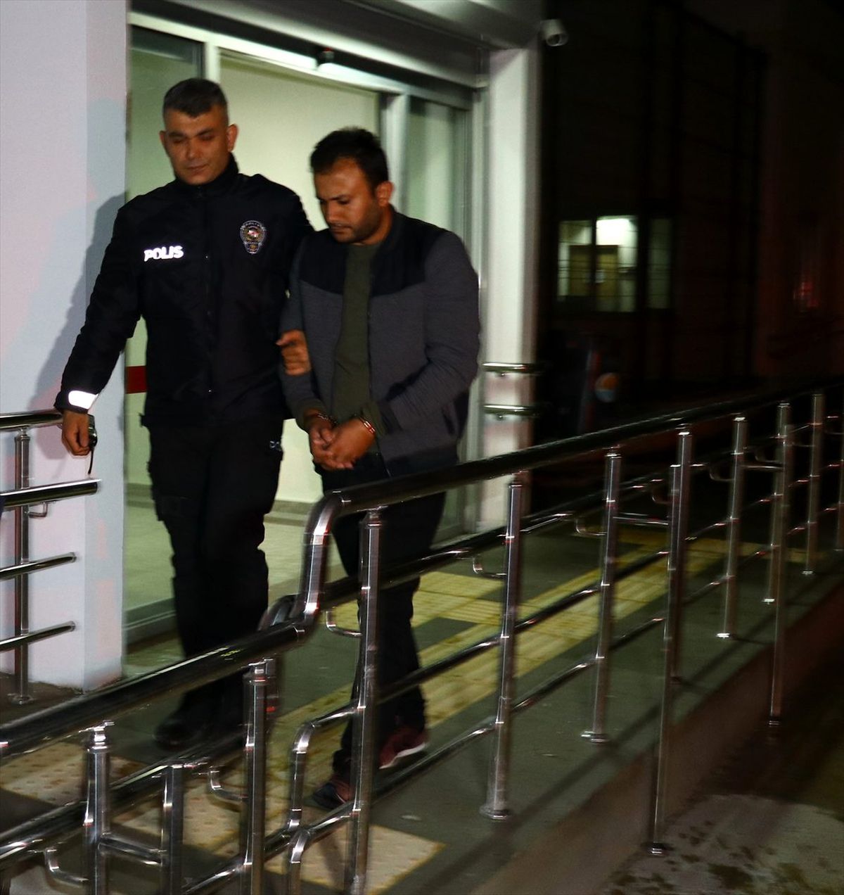 GÜNCELLEME Adana'da FETÖ şüphelilerine şafak operasyonu