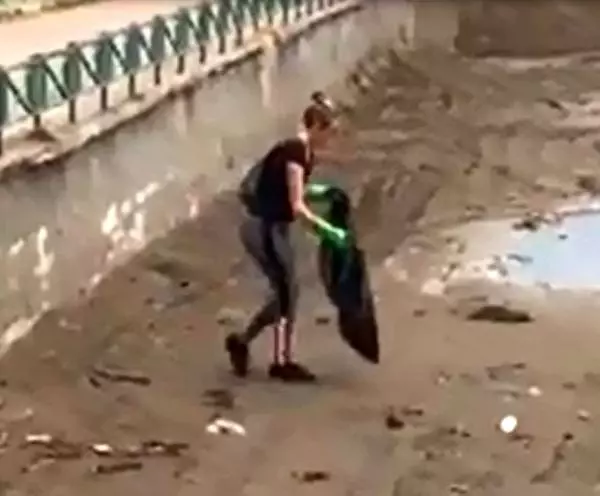 İngiliz turist, sahilde çöp topladı
