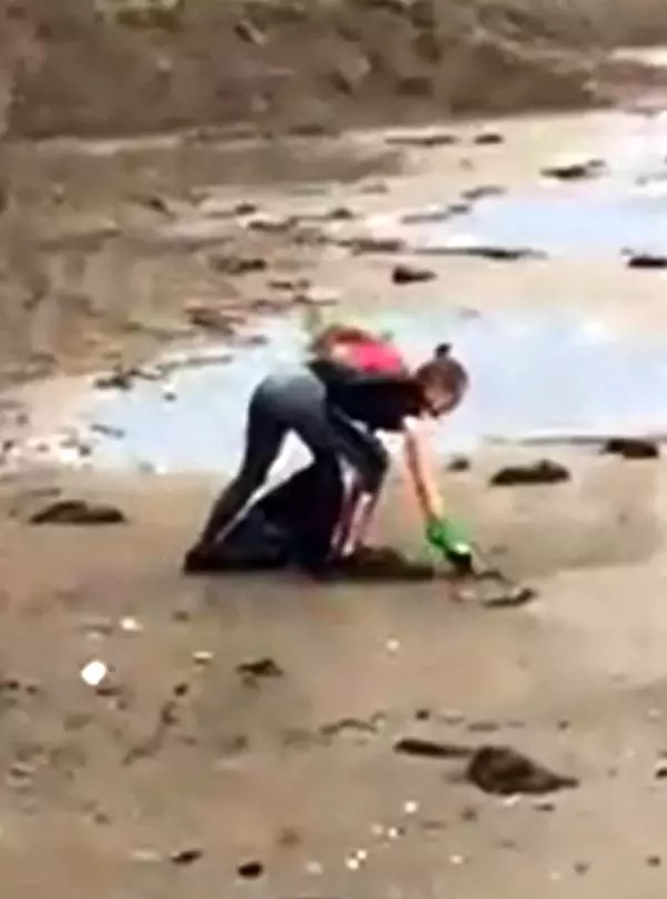 İngiliz turist, sahilde çöp topladı İngiliz turist, sahilde çöp topladı