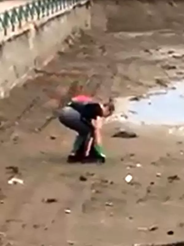 İngiliz turist, sahilde çöp topladı İngiliz turist, sahilde çöp topladı