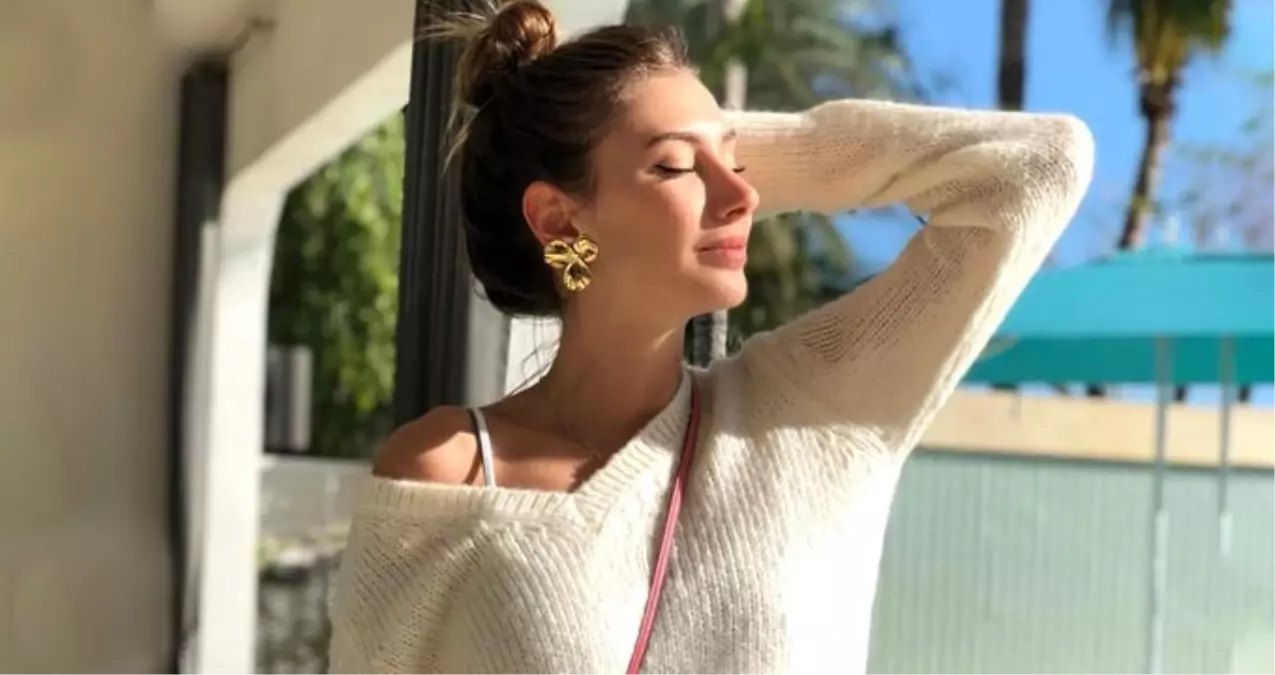 Kamerayla poz veren Şeyma Subaşı'nın büyük görünen ayakları takipçilerinin dikkatinden kaçmadı