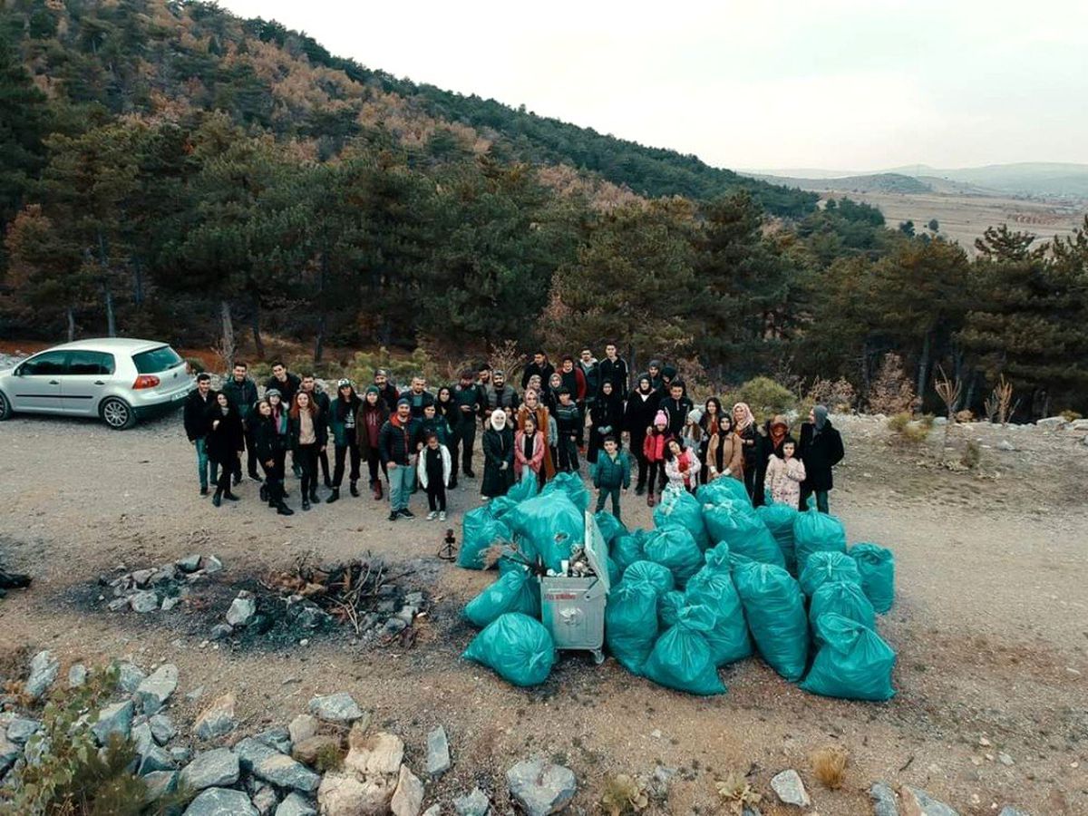 Konya'da aileler çocuklarıyla 1 ton çöp topladı