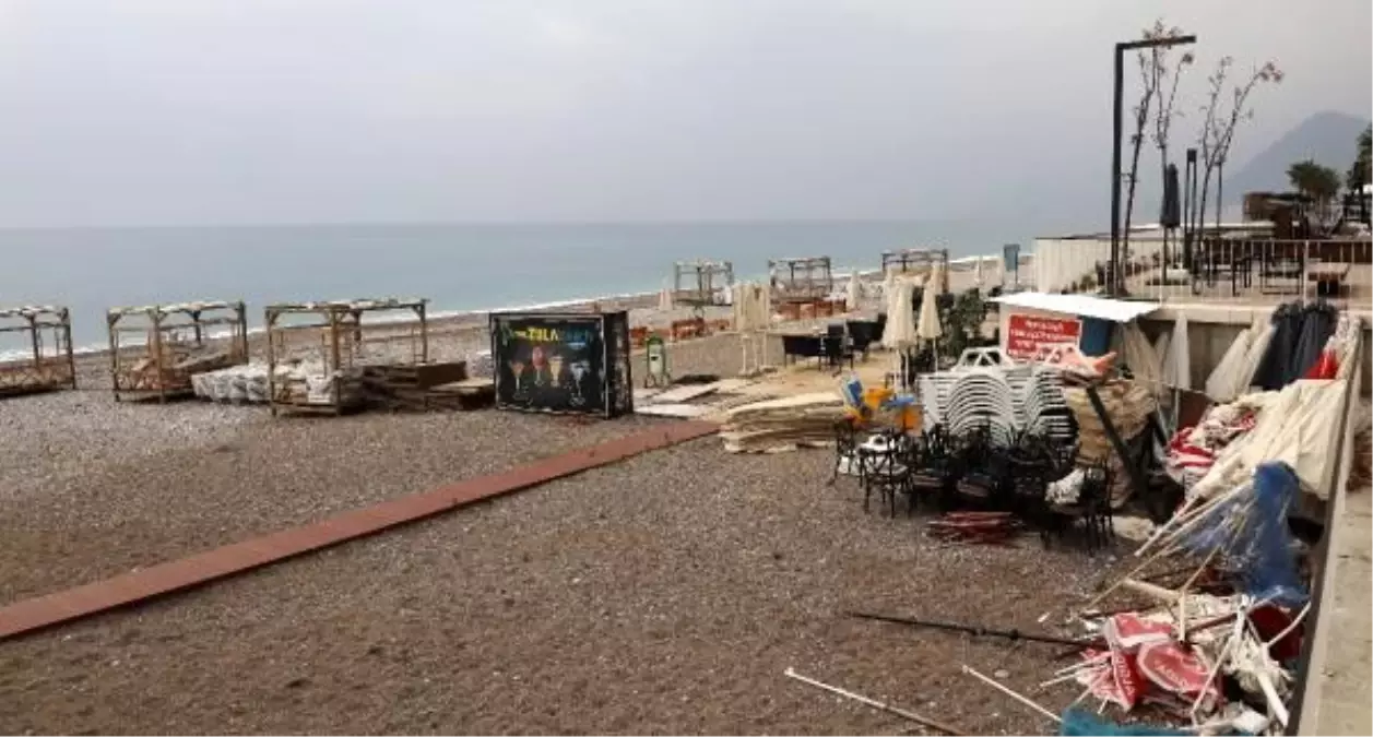 Konyaaltı sahilinde görüntü kirliliği