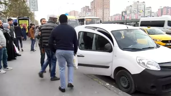 Taciz iddiası metrobüsü karıştırdı! Olay yerine polisler geldi Taciz iddiası metrobüsü karıştırdı! Olay yerine polisler geldi