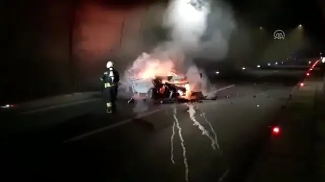 Otomobil ile kamyon çarpıştı: 1 ölü, 2 yaralı Otomobil ile kamyon çarpıştı: 1 ölü, 2 yaralı