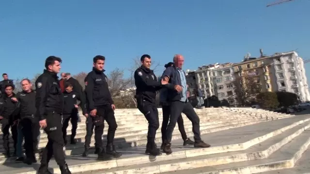 (Özel) Taksim'de alkollü şahıs ortalığı birbirine kattı