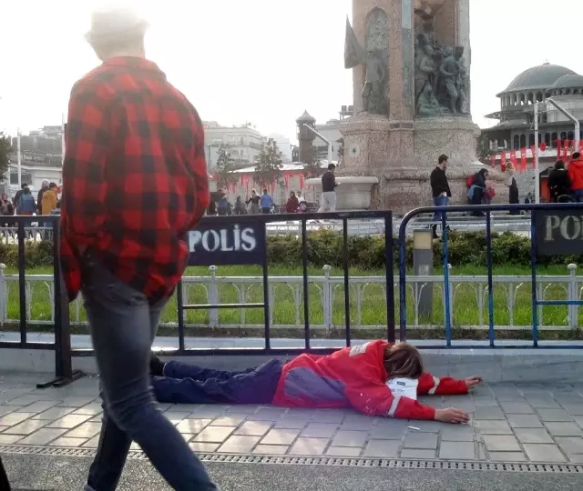 (Özel) Taksim Meydanı'nda yürek burkan görüntü