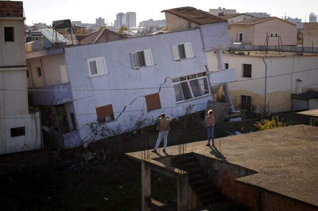 Son dakika: Arnavutluk'ta 5,6 büyüklüğünde bir deprem daha oldu