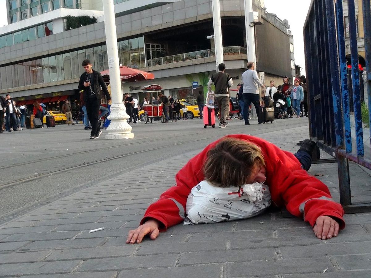 İstanbul'un göbeğinde yürek burkan görüntü! Cumhuriyet Anıtı önünde sızdı