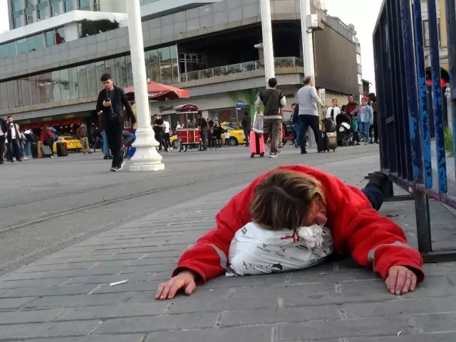 İstanbul'un göbeğinde yürek burkan görüntü! Cumhuriyet Anıtı önünde sızdı