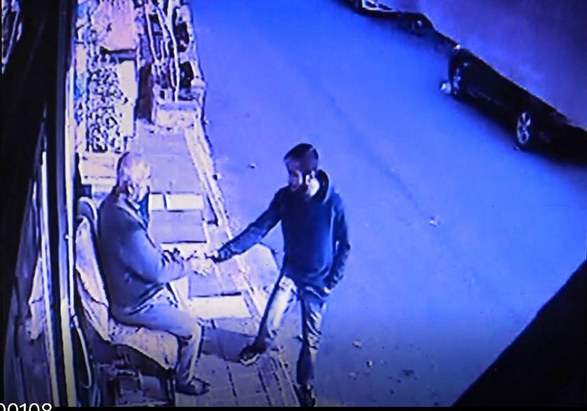 Maaşını çektikten sonra saymaya koyulan emeklinin parasını çaldı
