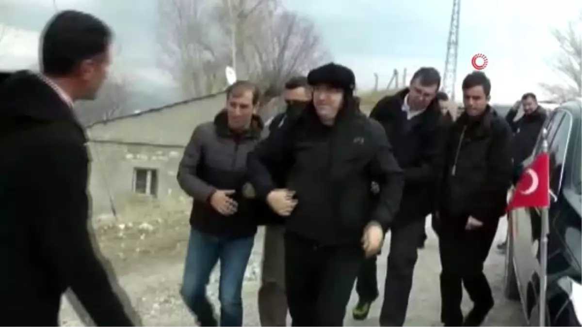 Vali Memiş, halay çekti, türkü söyledi