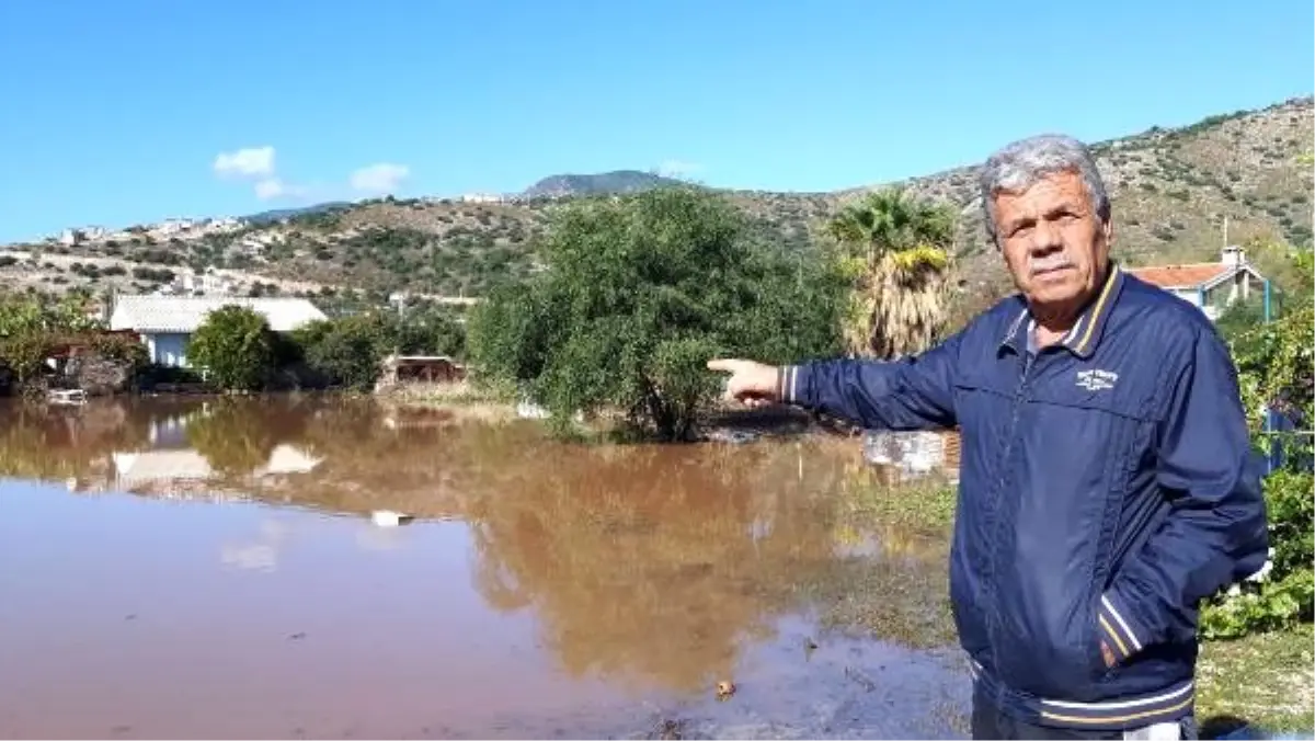 Yağmurda evine kayıkla gitti, arkadaşlarının şaka konusu oldu