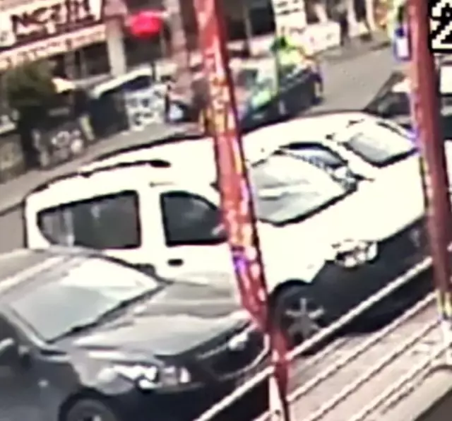 Yol üzerinde bekleyen genç kıza araba böyle çarptı Yol üzerinde bekleyen genç kıza araba böyle çarptı