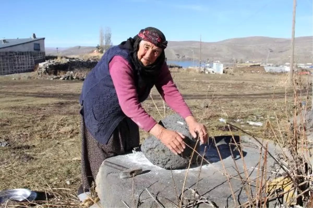 87 yaşındaki Faize nine, tuzu taştan çıkarıyor