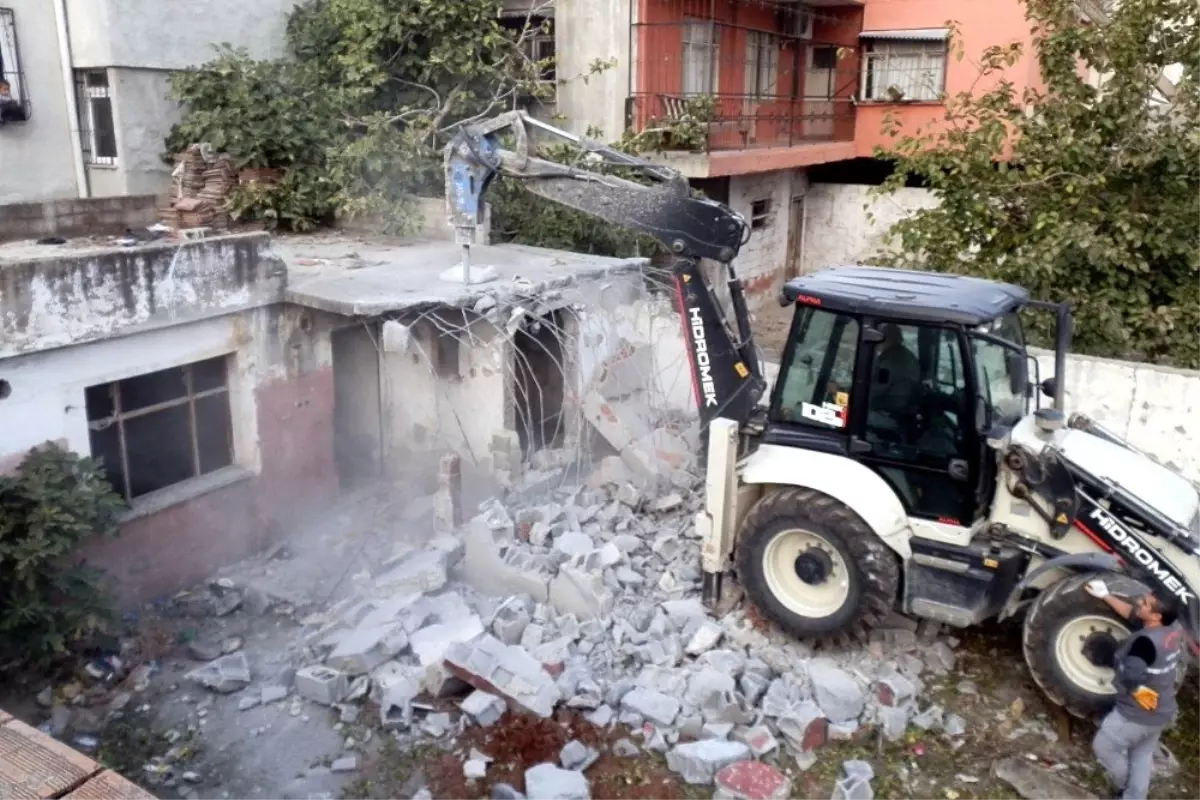 Akdeniz'de metruk binalar yıkılıyor