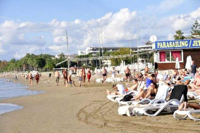 Antalya'da güneşli havayı görenler denize akın etti