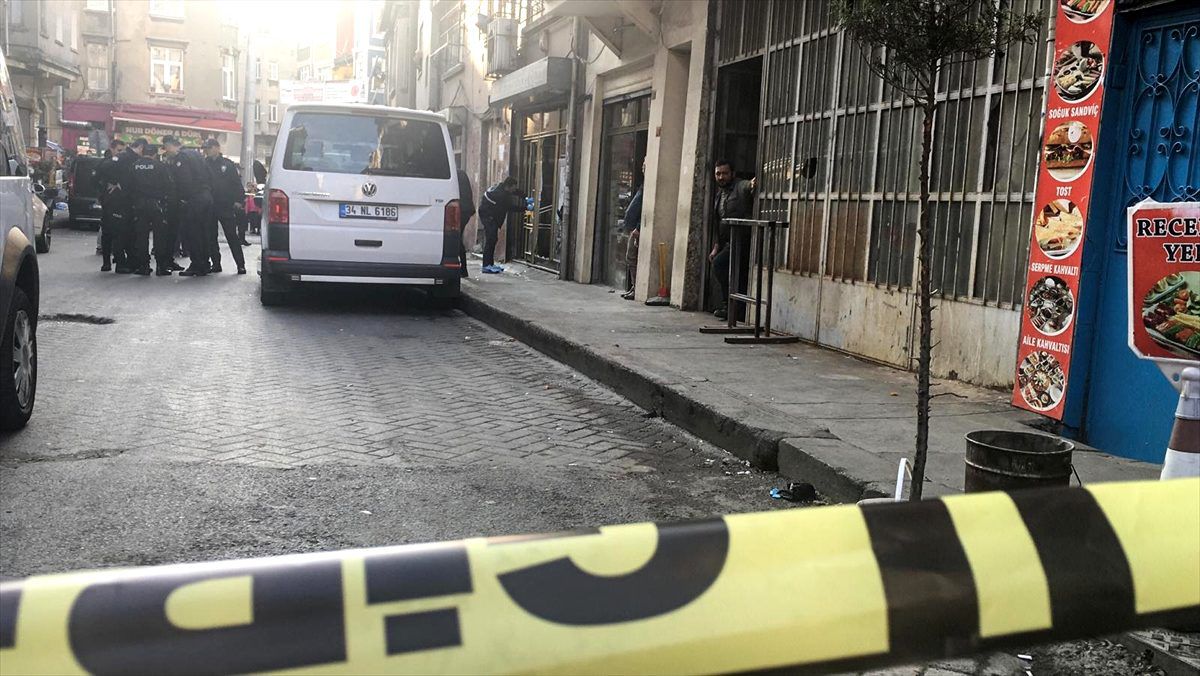 Beyoğlu'nda bir internet kafeye silahlı saldırı: 5 kişi yaralandı