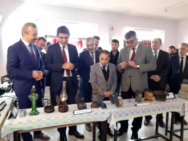 Çomranlı İlkokulu'nda 'Geçmişten Günümüze Yolculuk' sergisi açıldı Çomranlı İlkokulu'nda 'Geçmişten Günümüze Yolculuk' sergisi açıldı