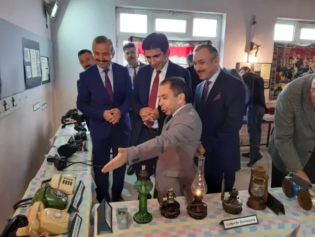 Çomranlı İlkokulu'nda 'Geçmişten Günümüze Yolculuk' sergisi açıldı Çomranlı İlkokulu'nda 'Geçmişten Günümüze Yolculuk' sergisi açıldı