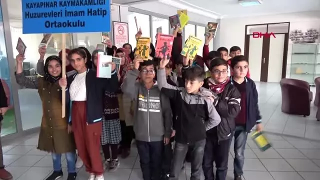 Diyarbakır'da öğrenciler halk otobüslerinde kitap okudu