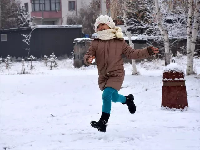 Doğu'da kar yağışı etkili oldu Doğu'da kar yağışı etkili oldu