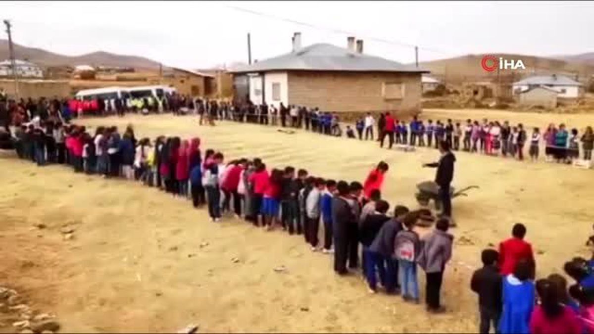El arabasıyla, tezekle köyde 'Survivor' yarışması