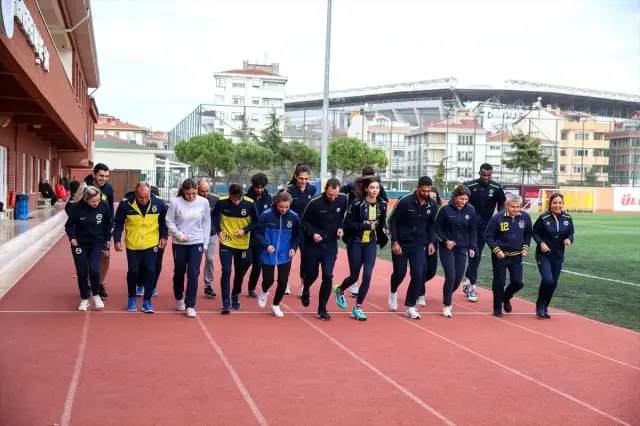 Fenerbahçe Kulübü, kadına şiddete karşı gösteri koşusu düzenledi Fenerbahçe Kulübü, kadına şiddete karşı gösteri koşusu düzenledi