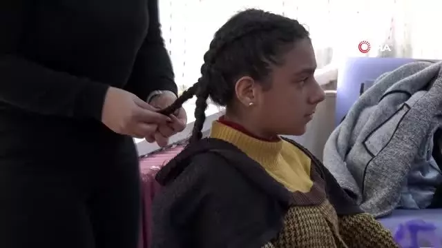 İşitme engelli çocuklara saç bakımı İşitme engelli çocuklara saç bakımı