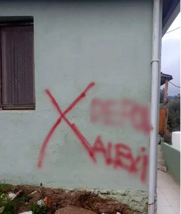 İzmir'de Alevi vatandaşların evlerine yazılan 'duvar yazılarına' soruşturma İzmir'de Alevi vatandaşların evlerine yazılan 'duvar yazılarına' soruşturma