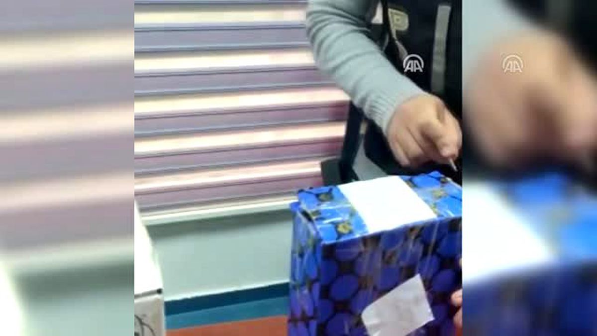 Kaçak cep telefonlarını kargoyla göndermek istemişler
