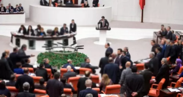 Meclis'te 'Tank Palet Fabrikası' tartışması! 'General eskisi' ifadeleri gerginlik çıkardı Meclis'te 'Tank Palet Fabrikası' tartışması! 'General eskisi' ifadeleri gerginlik çıkardı
