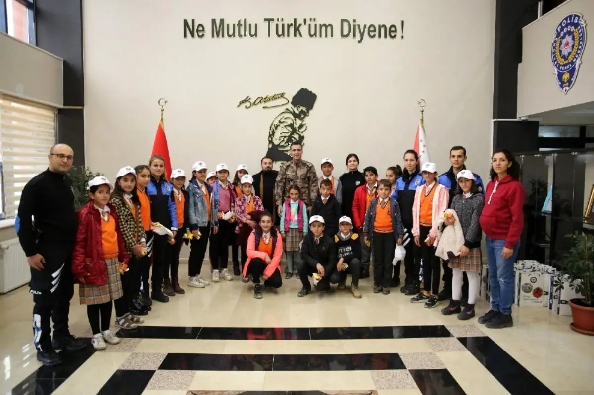 Öğrencilerden Emniyet Müdürü Atanur'a ziyaret