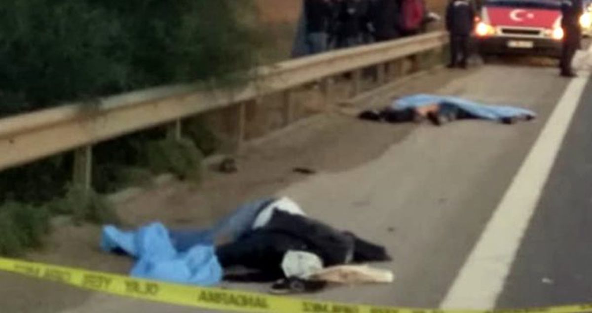 Otoyolda lastik değiştiren 4 kişiye tır çarptı: 3 ölü, 1 yaralı