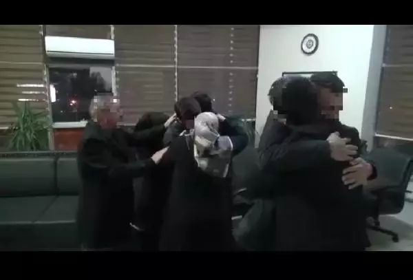 Polisin ikna ettiği 2 PKK'lı, ailelerine teslim edildi Polisin ikna ettiği 2 PKK'lı, ailelerine teslim edildi
